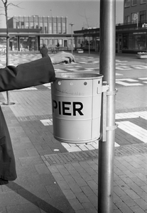 811291 Afbeelding van een prullenbak bij het winkelcentrum De Gaard (Troosterhof) te Utrecht.